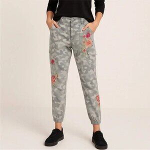 Sundance Desert Rose Embroidered Camo Pants (Size 8)